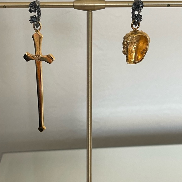 Sacrosanta Earrings - sugar skull & cross mis-matched earrings - Picture 6 of 7